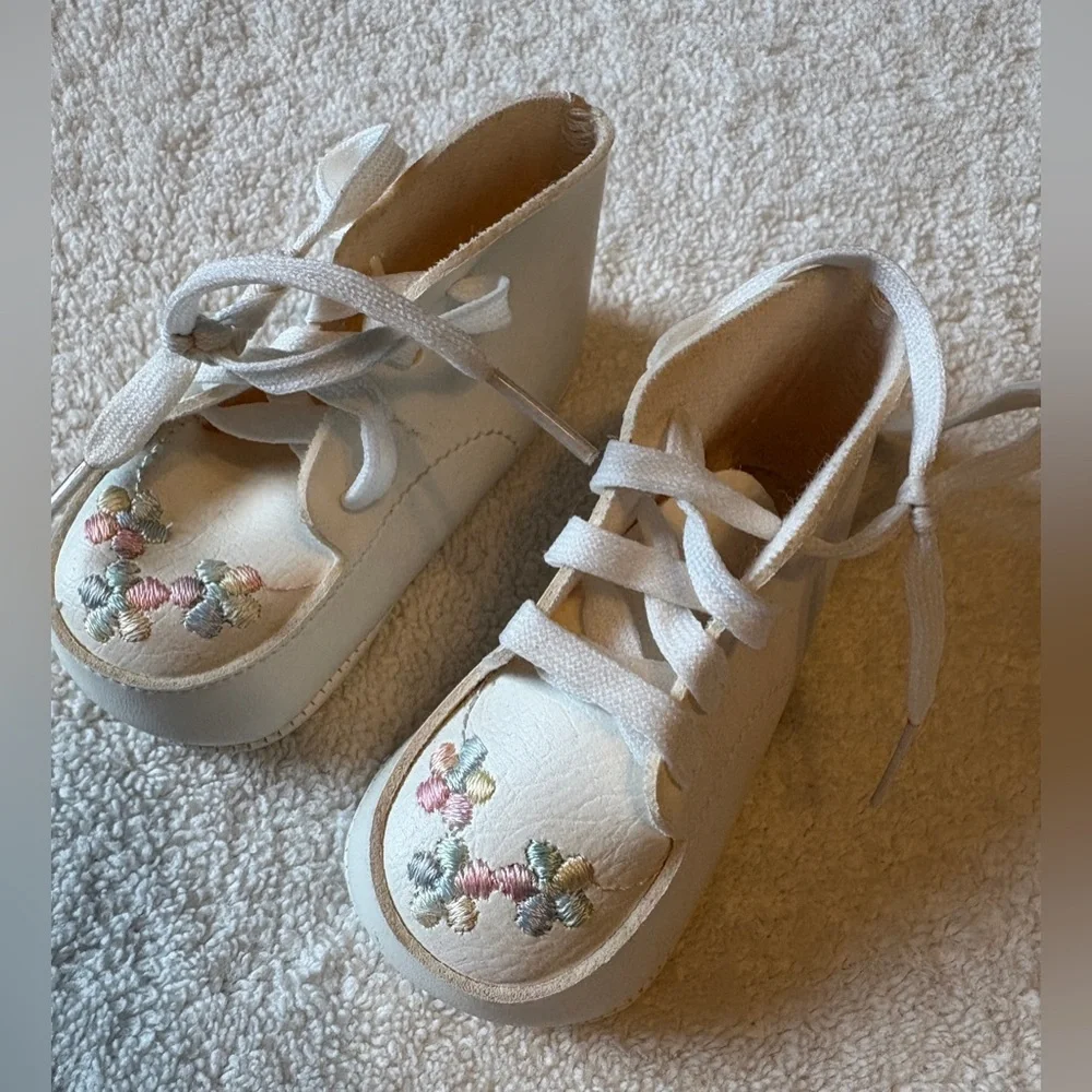 Vintage Newborn/Infant Embroidered Shoe, Soft White W Floral Embroidery